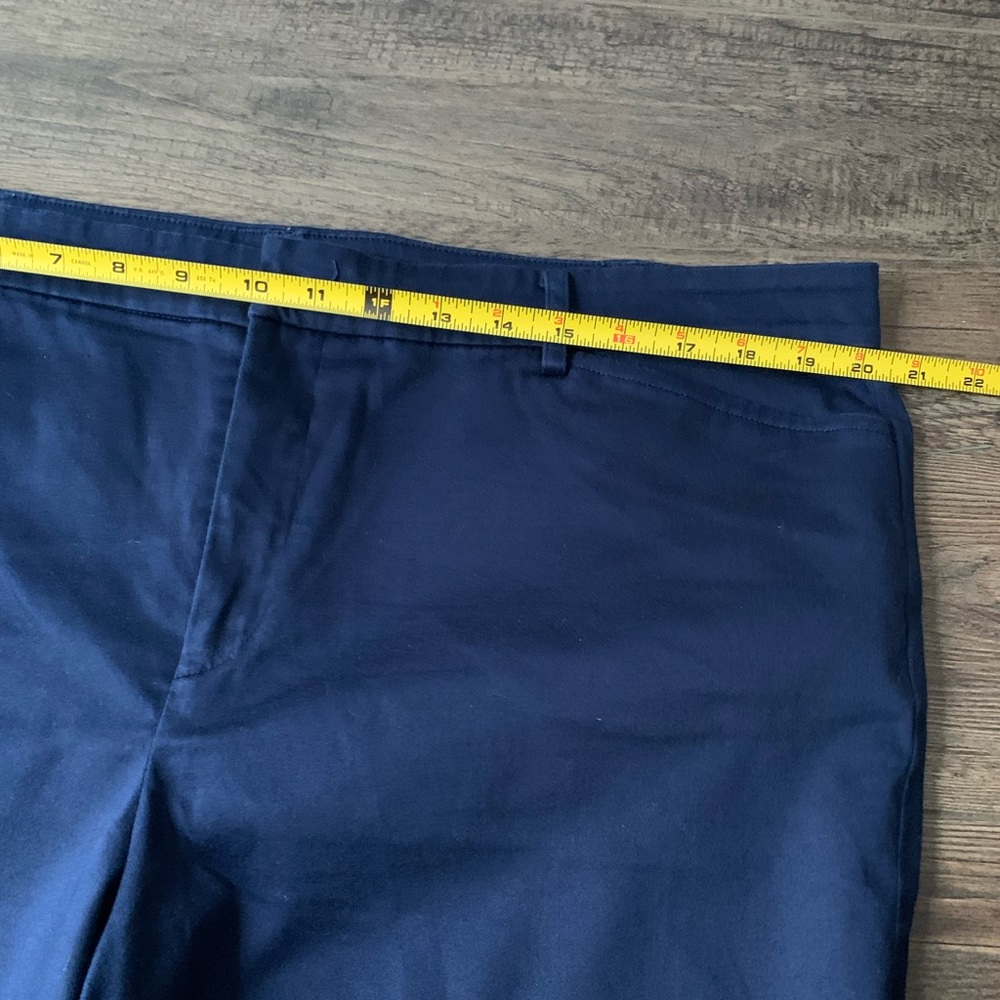 FINAL PRICE  - LAUREN Ralph Lauren Ladies Navy Bermuda Short. - Picture 7 of 9